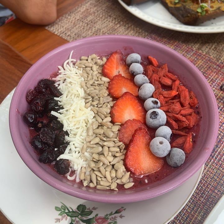 photo of Sirena Morena Red Smoothie Bowl shared by @c3cilia on  13 Jun 2022 - review