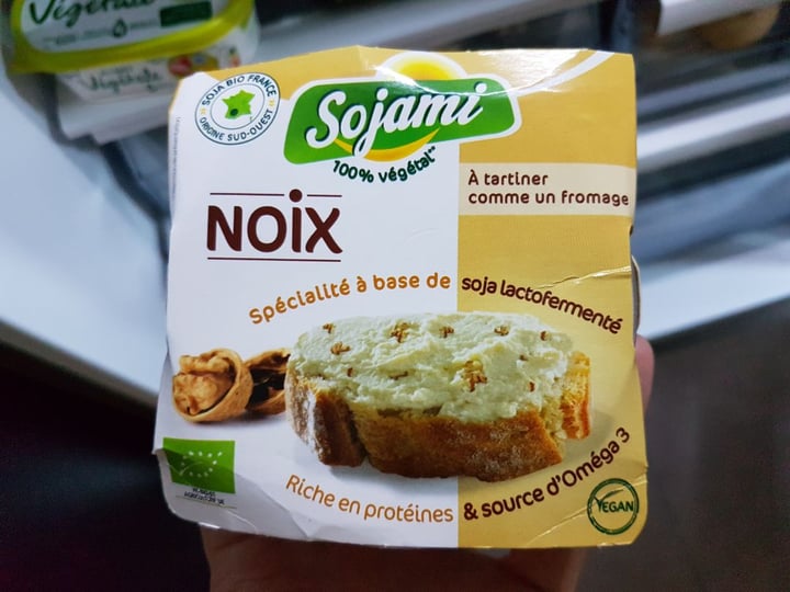 photo of Sojami Fromage Végétal Aux Noix shared by @vivelesdindons on  15 Mar 2020 - review