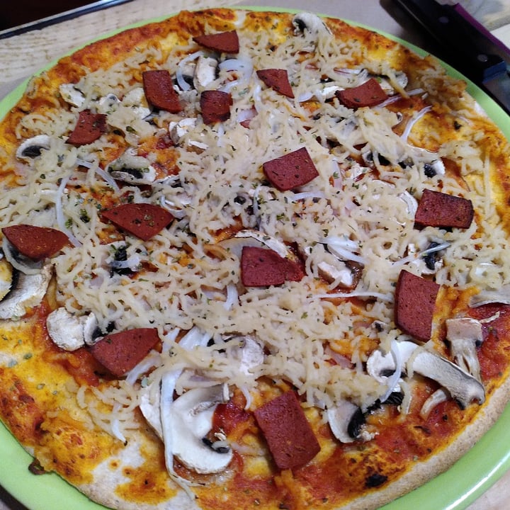 photo of Dolce Pizza y Los Veganos Pizza De Chorizo Vegano shared by @walkabout-veg on  01 Nov 2022 - review