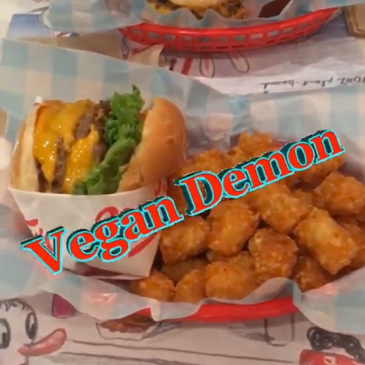 photo of Monty's Good Burger Triple Cheese Burger and Tots shared by @ignaciottd on  19 Apr 2020 - review