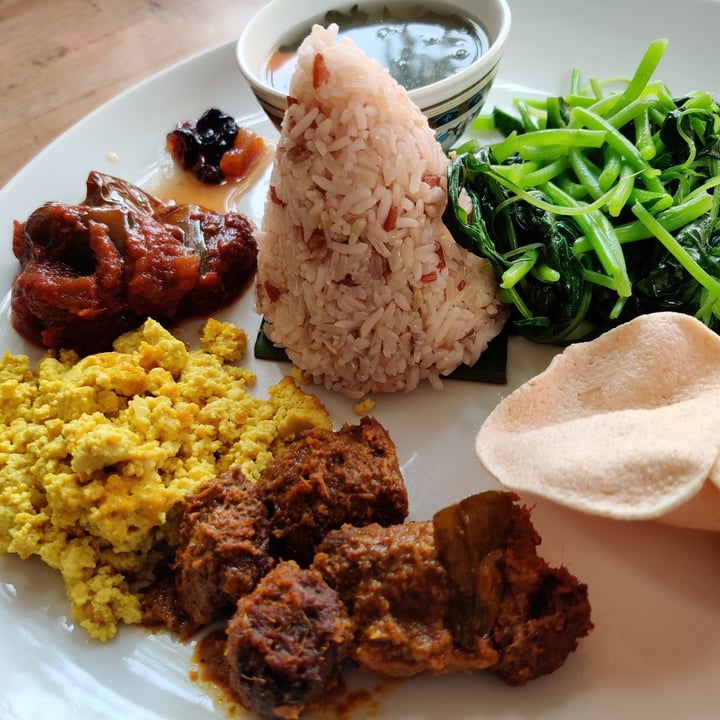 review photo of Loving Hut Banana Leaf Nasi Campur shared by @fourdollars on 30 Sep 2020 - review