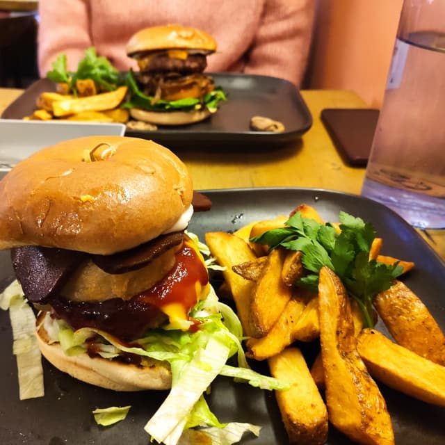 Foto del piatto “Beyond BBQ Burger”