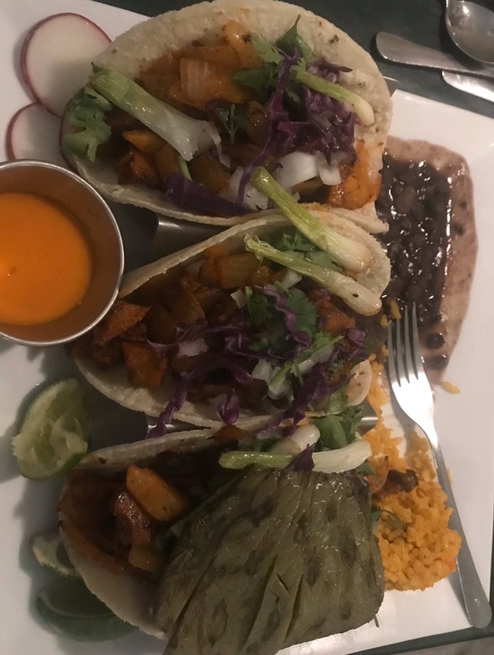 photo of Luna Verde Vegan Mexican Restaurant Tacos tradicionales al pastor shared by @paogav on  29 Jan 2020 - review