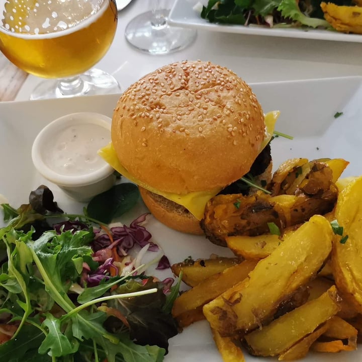 review photo of Le Mezzaluna Mezza burger shared by @chfav on 17 Aug 2020 - review