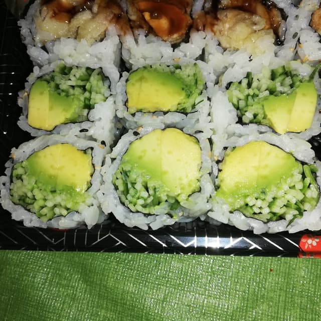 Foto do prato “Avocado Cucumber Roll”