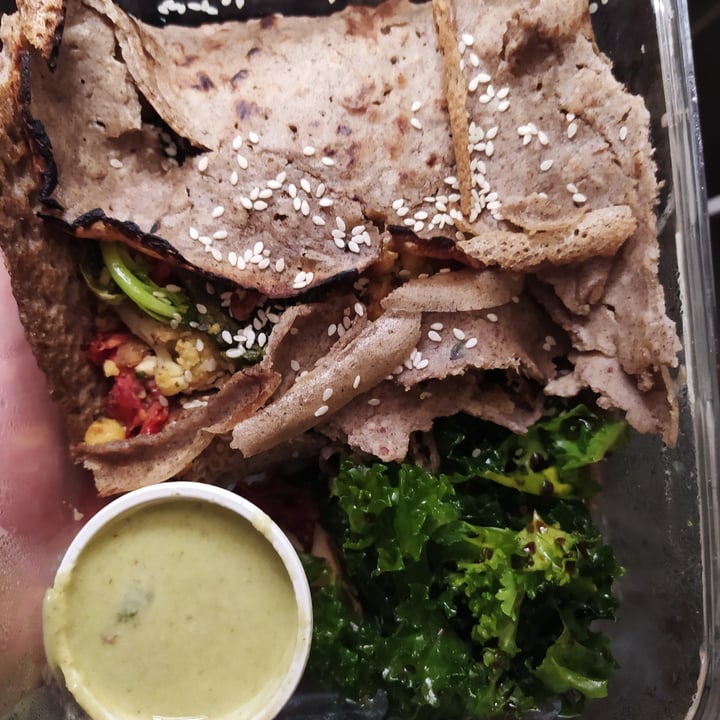 review photo of iOm Cocina Plant-Based Crepe con "Atun" Vegano, Salsa Thai Y Acompañado Con Kale shared by @miguemigue on 12 Jun 2020 - review