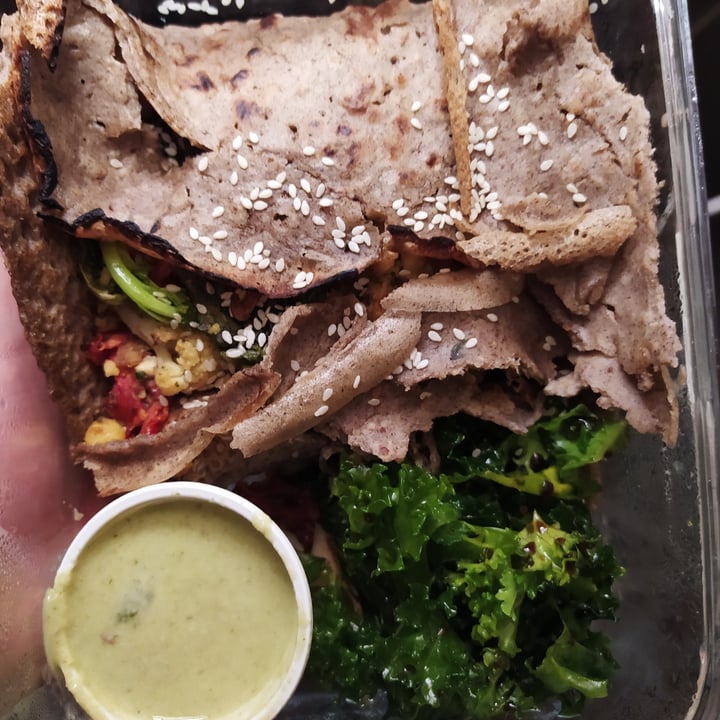 photo of iOm Cocina Plant-Based Crepe con "Atun" Vegano, Salsa Thai Y Acompañado Con Kale shared by @miguemigue on  12 Jun 2020 - review