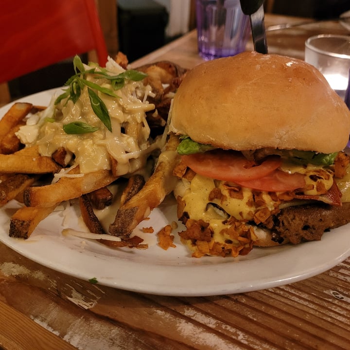 photo of MeeT in Gastown Double Double shared by @veganonvanisle on  20 Nov 2021 - review