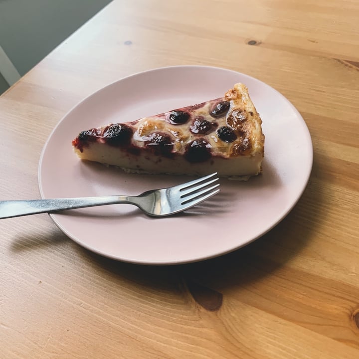 photo of Café Loyal® Blueberry Cheese Cake shared by @naturallycheyenne on  11 Oct 2020 - review