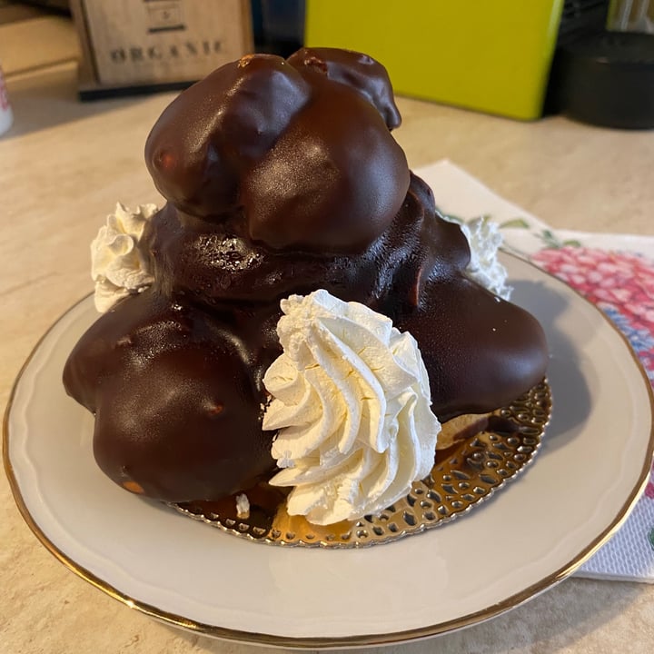 photo of MadamaDorè Profiteroles shared by @fcarlevalis on  19 Sep 2021 - review