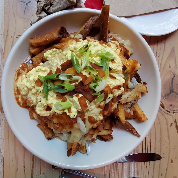 review photo of MeeT in Gastown Breakfast Poutine shared by @flycrayon on 23 Aug 2021 - review