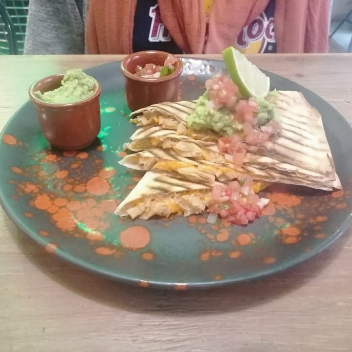 photo of Frutas Prohibidas Quesadillas de pollo vegano (Heura) acompsñadas de pico de gallo y aguacate shared by @olgabracote on  06 Jun 2021 - review