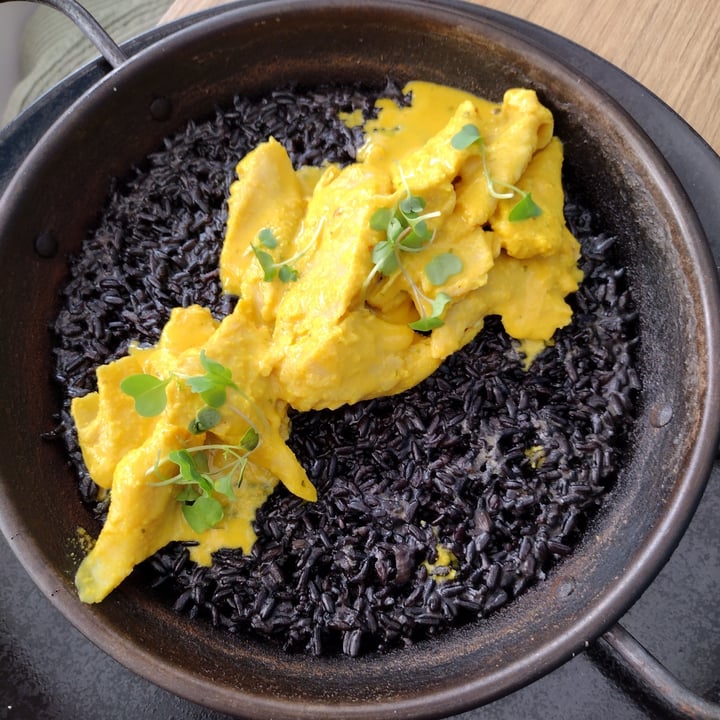 photo of Street & Soul Arroz negro con satay de carne vegetal shared by @anav86 on  17 Aug 2022 - review