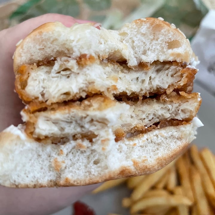 photo of Burger King Plant Based Whopper shared by @lavievegetale on  30 May 2021 - review