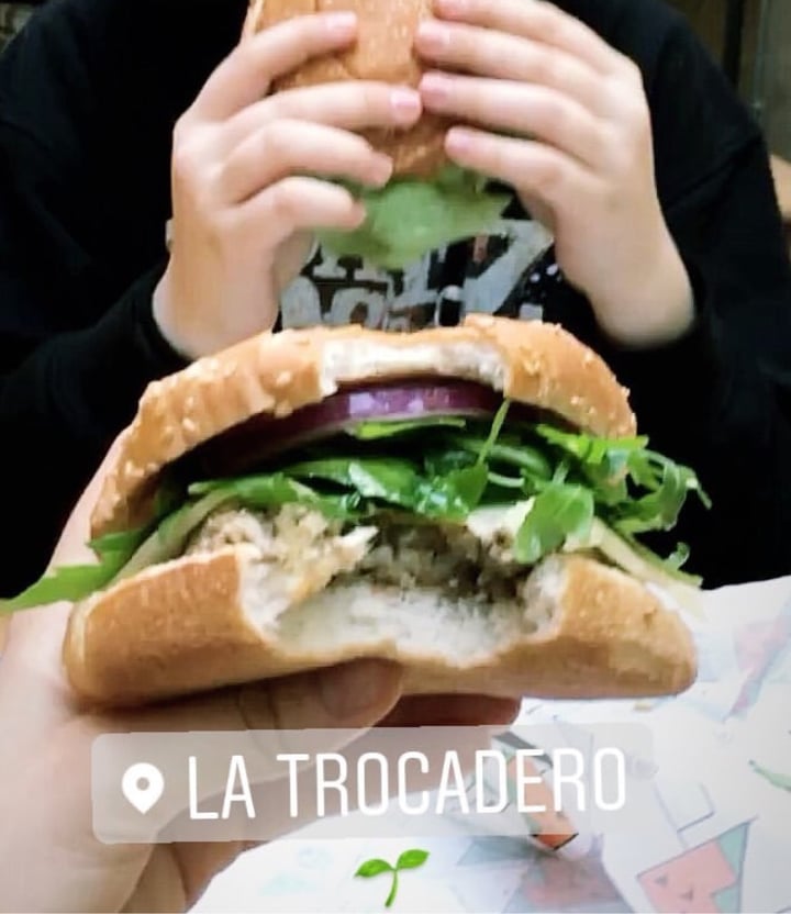 photo of La Trocadero Burger Crunchy shared by @silvestre on  17 May 2020 - review