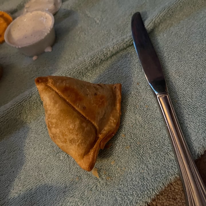 photo of Bombay Food Junkies Chole Samosa shared by @vegancheese on  17 Jan 2022 - review
