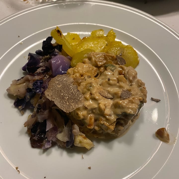 photo of La Colubrina tempeh con intingolo bianco cavolo cappuccio e patate al forno shared by @kkkkkk on  15 Dec 2021 - review