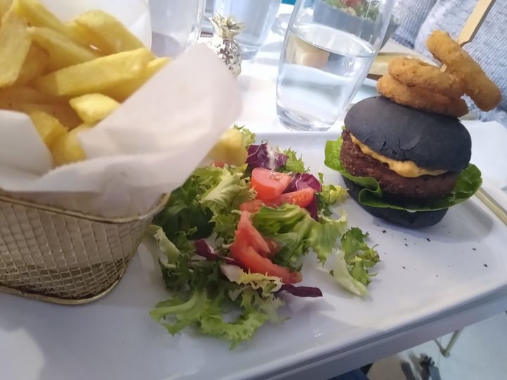 review photo of Naked Bakery Cheese sauce Beyond Meat burger shared by @louiseestperdue on 09 Jan 2020 - review