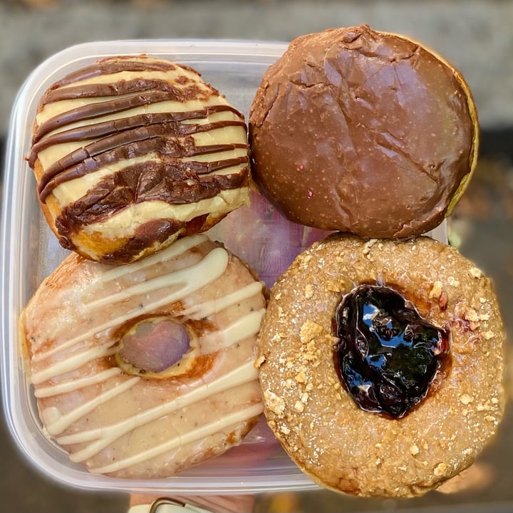 photo of Dun-Well Doughnuts Donuts shared by @amz8893 on  20 Oct 2021 - review