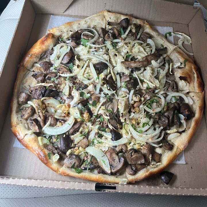 review photo of La Grande Orange mushroom party pizza shared by @slimshannon on 06 May 2022 - review