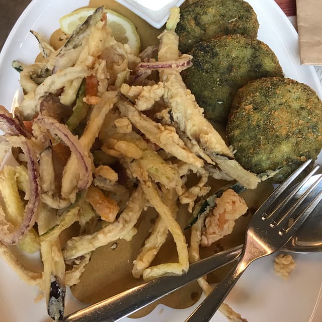 Photo of the dish “crocchette di spinaci e patate con julienne di verdure fritte”