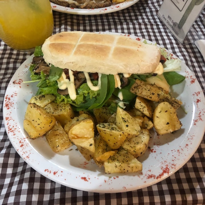 photo of El patio vegan Sándwich Vegan shared by @lulymiranda on  02 Nov 2022 - review