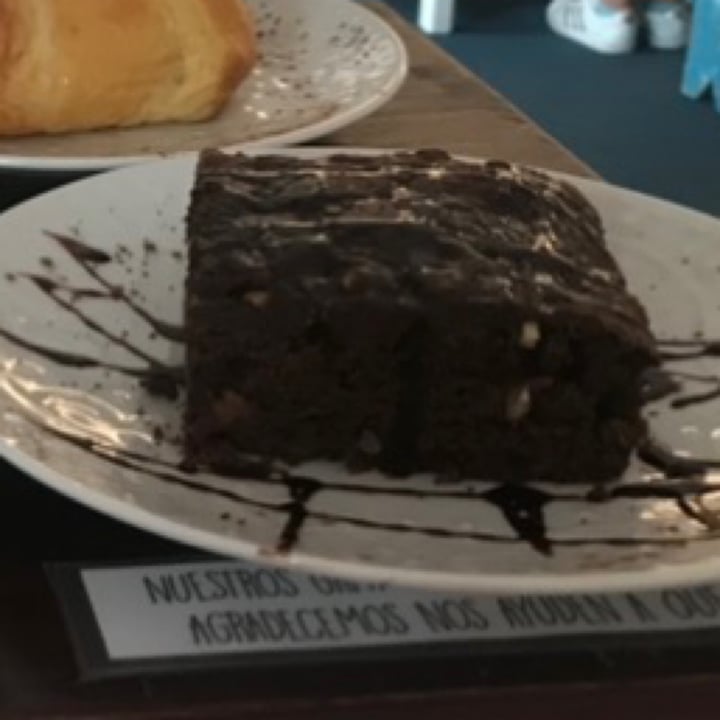 photo of Adrianuzca´s Cat Café Brownie vegano shared by @inespressable on  25 Jul 2021 - review