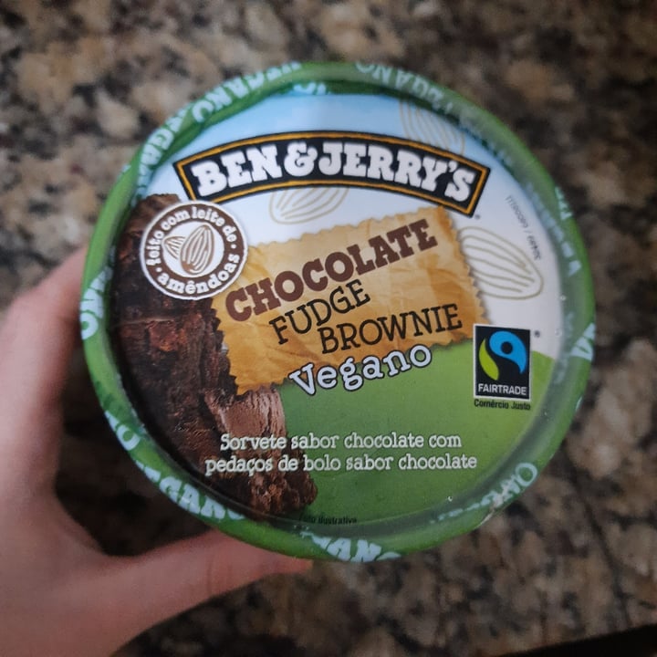 photo of Ben & Jerry's Chocolate Fudge Brownie Vegano shared by @veganapoesia on  12 Feb 2022 - review