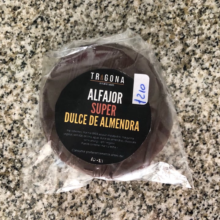 photo of Trigona Alfajor Con Dulce De Leche De Almendras Bañado En Chocolate Negro shared by @silvanabaritski on  22 Aug 2021 - review