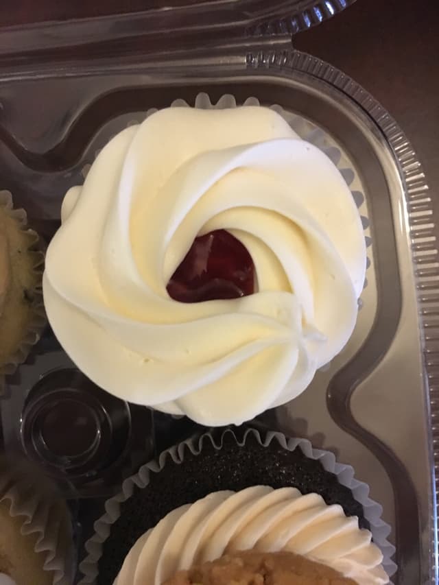 菜肴“Lemon Raspberry Cupcake”的照片