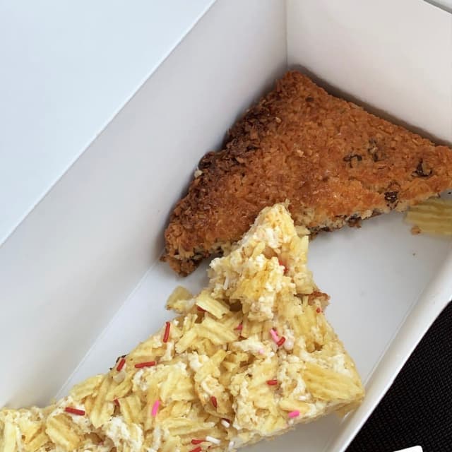 菜肴“Ruffles Krispies & Hello Dollies”的照片