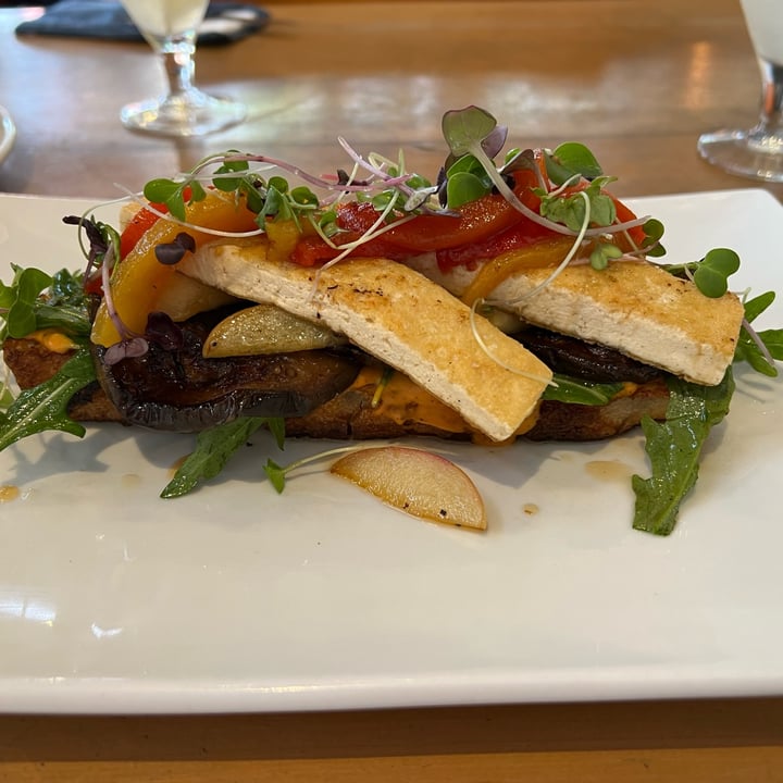 photo of île de païn - lunch & breakfast restaurant & artisan bakery Mediterranean Tofu Bruschetta shared by @binkyg on  10 Nov 2022 - review