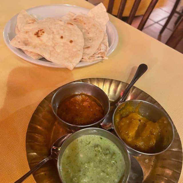 Photo of the dish “chapati con salse”
