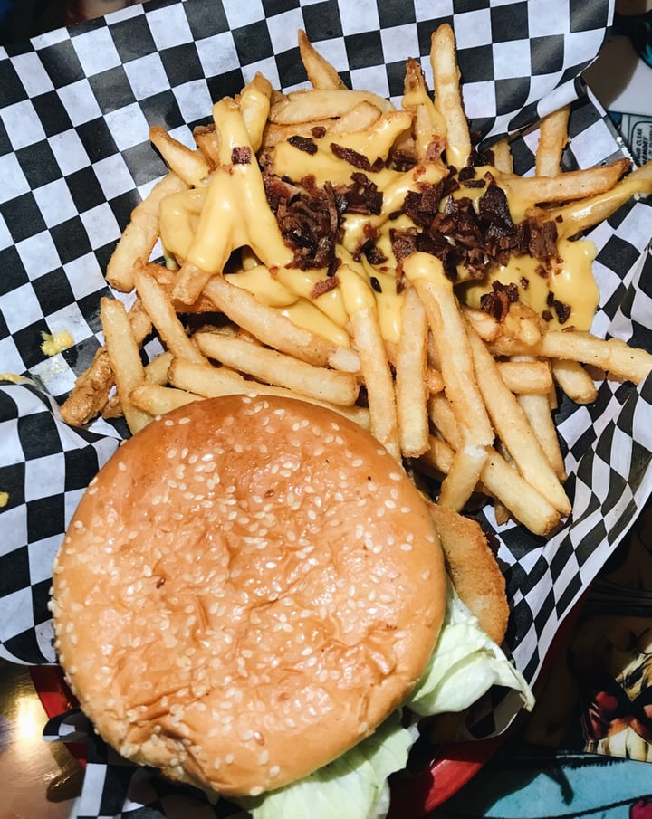 review photo of Doomie's Home Cookin' Memphis Burger & Bacon Cheese Fries shared by @kienna on 08 Dec 2018 - review