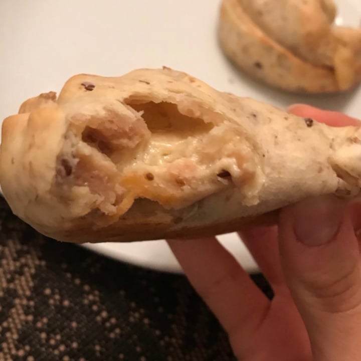 review photo of Veganius Empanadas de Jamón y Queso shared by @irinaesposito on 04 May 2020 - review