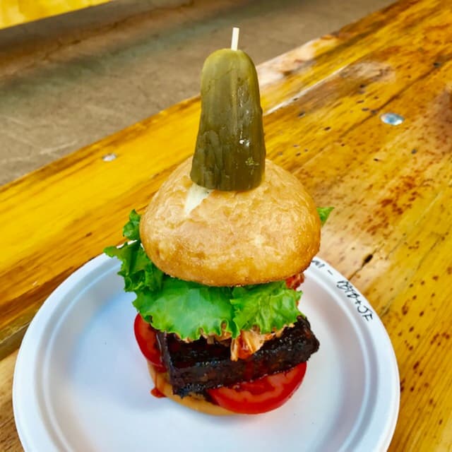 「Pretzel Bun Tempeh Burger」の料理の写真