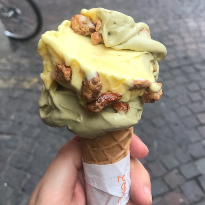 photo of Gelateria Gianni cono vegano sole e pistacchio shared by @annapaolaserio on  20 Oct 2022 - review
