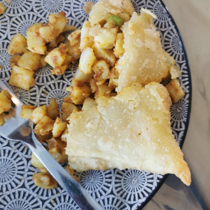 photo of Hang Ten Cafe Potato Samosa shared by @veganpower001 on  09 Jun 2022 - review