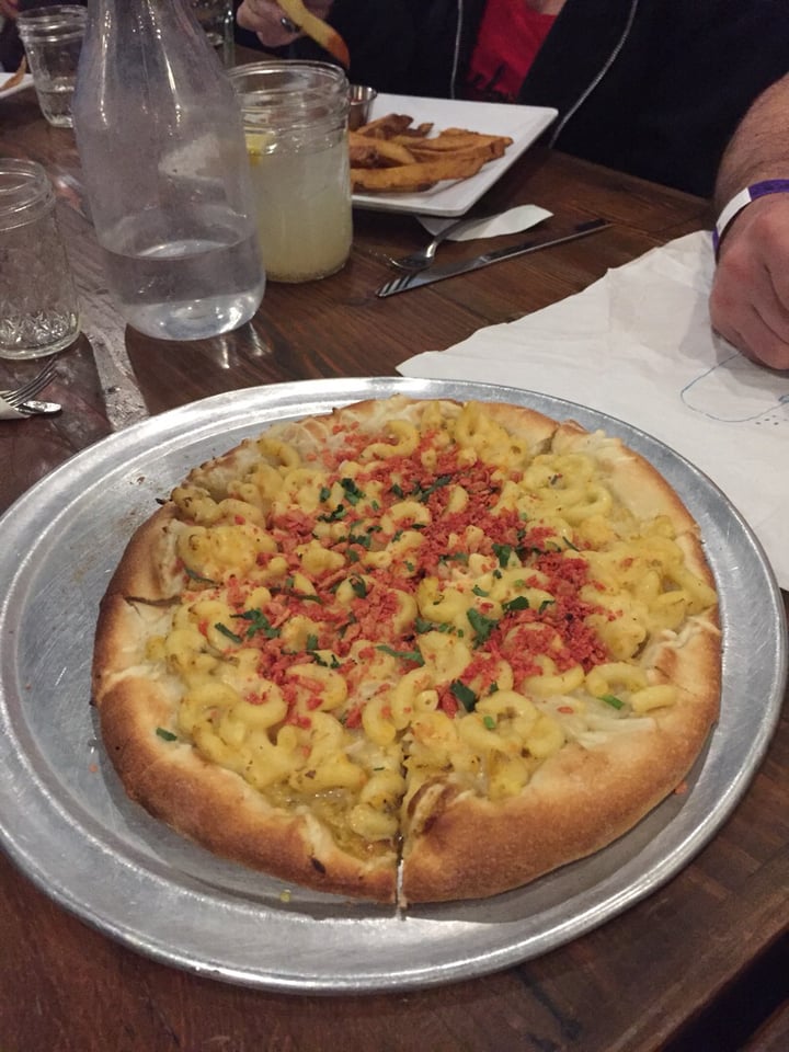 review photo of VegeNation Mac n cheese pizza shared by @veganlifekat on 08 Apr 2020 - review