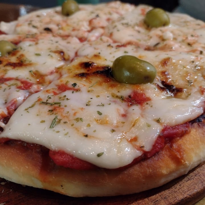 photo of Kuyen Cervecería Vegana Pizza Muzarella shared by @delfimartinez on  06 Sep 2021 - review