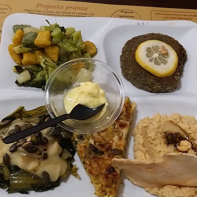 Foto do prato “Crema di ceci con sfoglie di pane croccante”