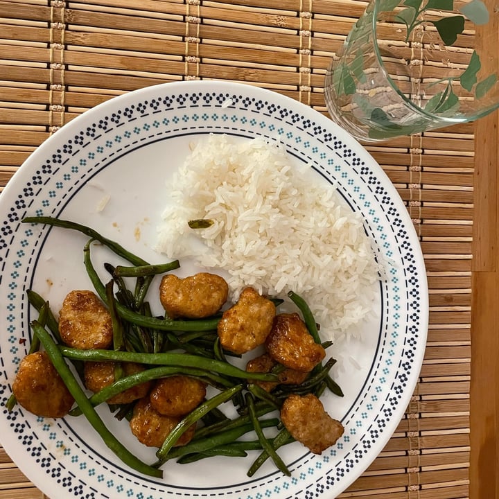 photo of Trader Joe's Chicken-less Mandarin Orange Morsels shared by @angelagaitan on  30 Dec 2021 - review