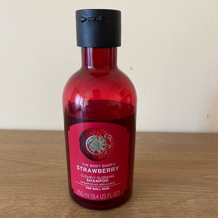 photo of The Body Shop Strawberry Clearly Glossing Shampoo shared by @lygiaconsoladorbr on  25 Apr 2022 - review