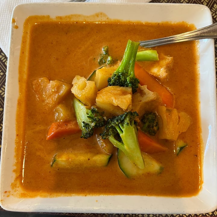 photo of Erawan Thai Cuisine Pineapple Vegetable Red Curry shared by @emilylovesmangos on  29 Apr 2022 - review