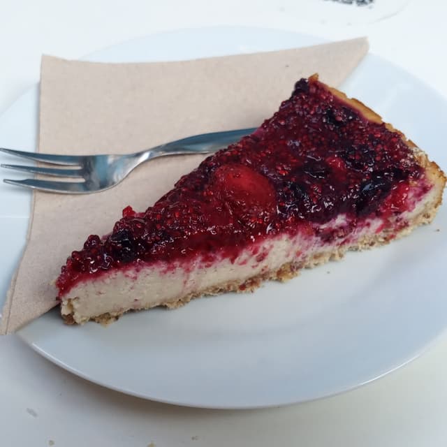 Foto do prato “Cheesecake con frutos rojos”