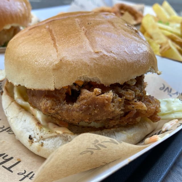 菜肴“Fried ‘Chicken’ Burger”的照片