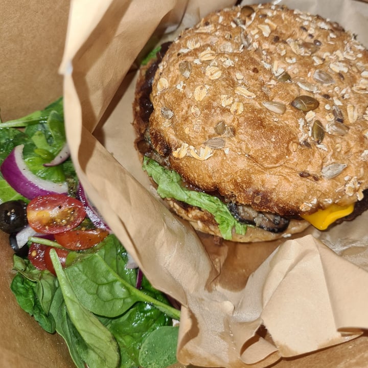 photo of Shake Farm Proper Impossible Burger shared by @paradoksaalinen on  09 Dec 2020 - review