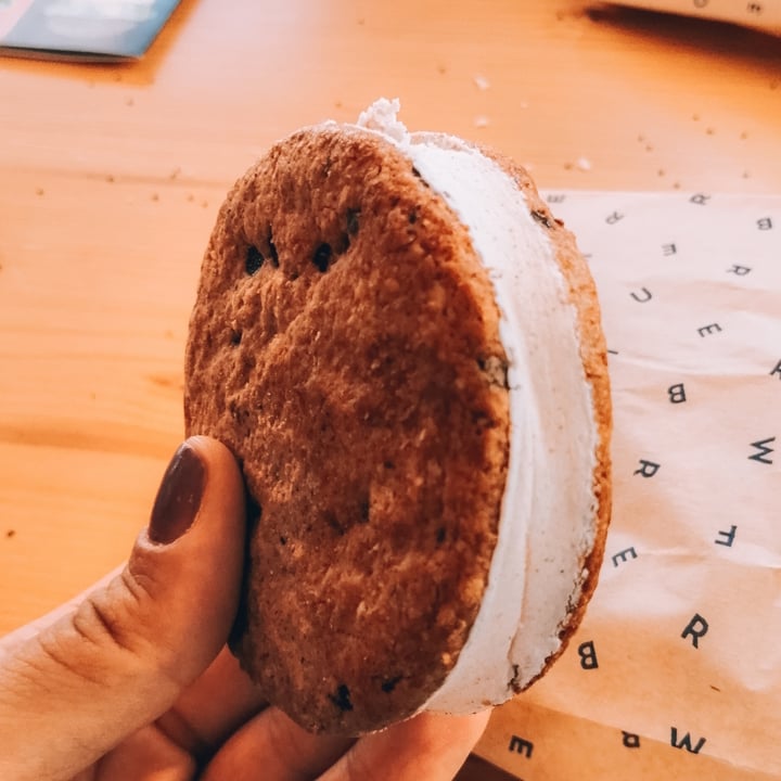 review photo of Flower Burger Flower Nutty shared by @giorgiacst on 14 Sep 2020 - review