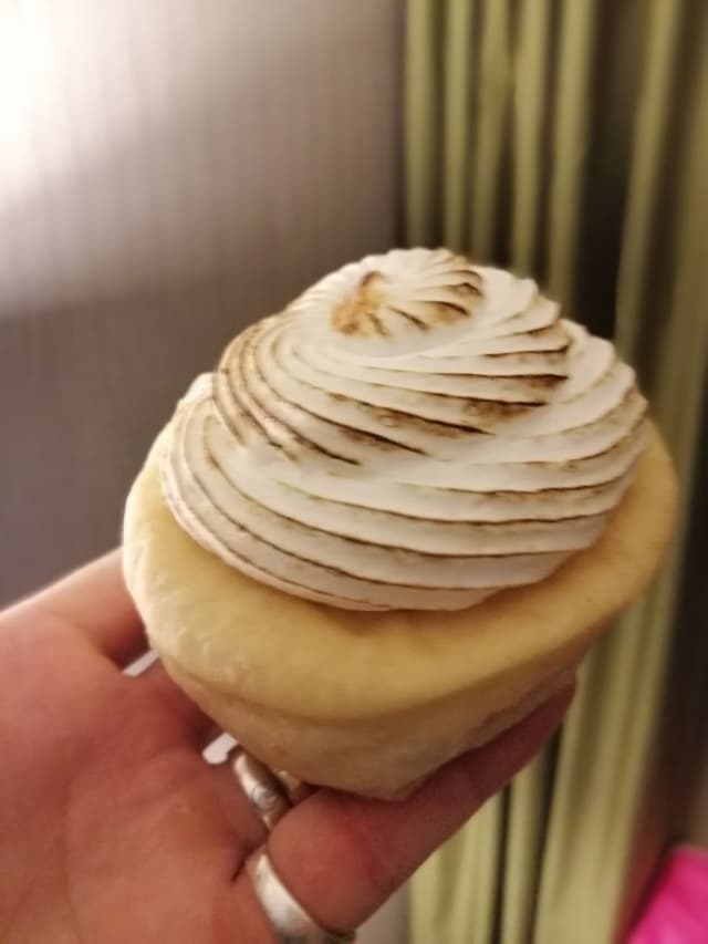 菜肴“Lemon meringue donut”的照片
