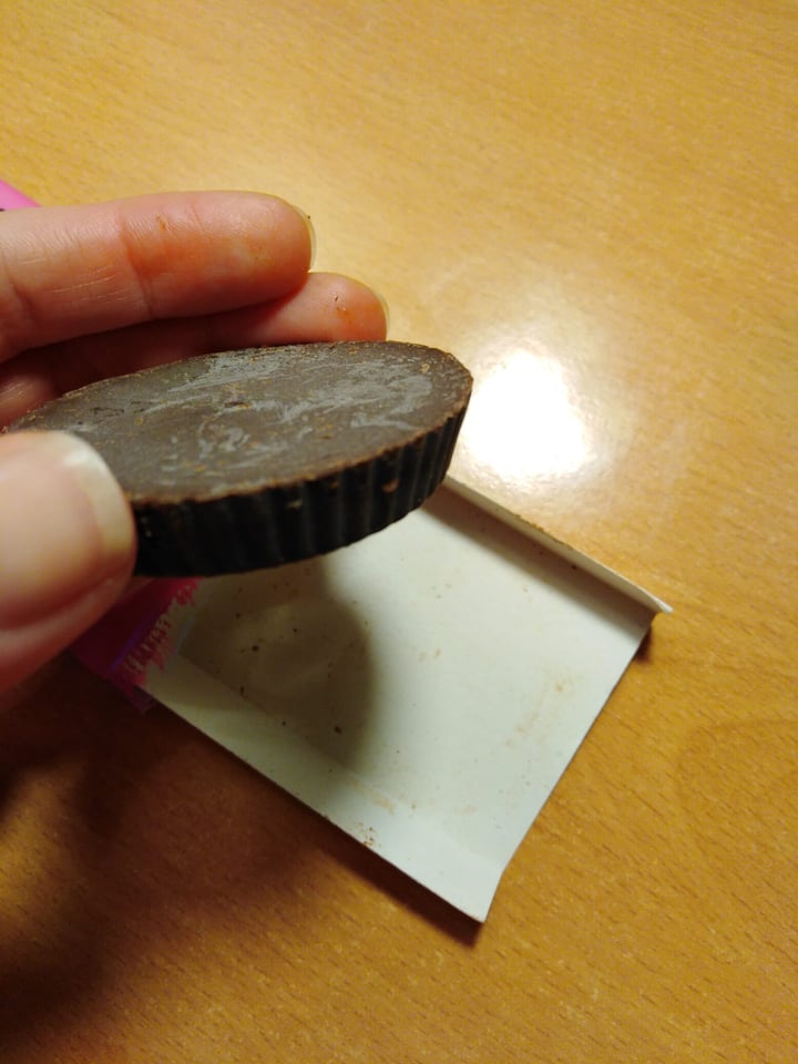 photo of LoveRaw Chocolate Butter Cups Cookie Dough shared by @llucia on  27 Oct 2022 - review